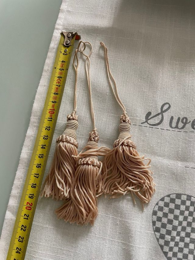 Tre nappine per chiavi armadio beige