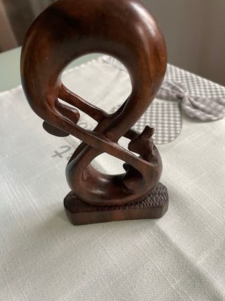 Scultura lui lei infinito in legno