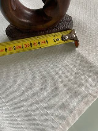 Scultura lui lei infinito in legno