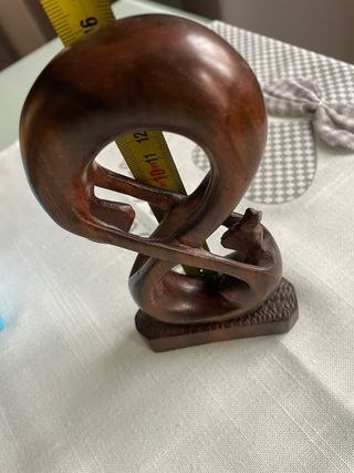 Scultura lui lei infinito in legno