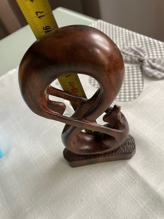 Scultura lui lei infinito in legno