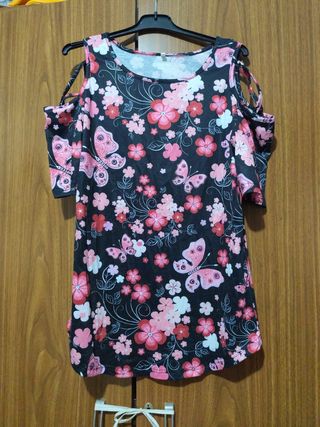 Camiseta con estampado floral y mariposas