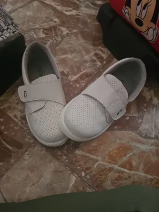 Zuecos blancos cómodos con velcro