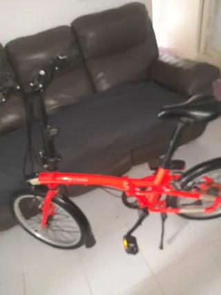 Bicicleta plegable roja Btwin casi nueva