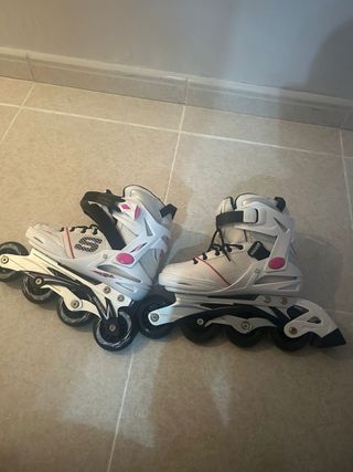 Patines en línea blancos y rosas