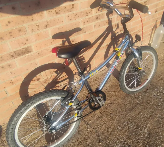 Bicicleta Monty 104. Ruedas 18x1.75