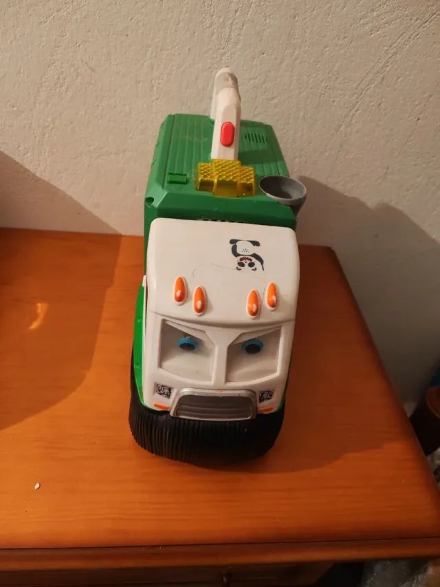 Camión de basura verde y blanco