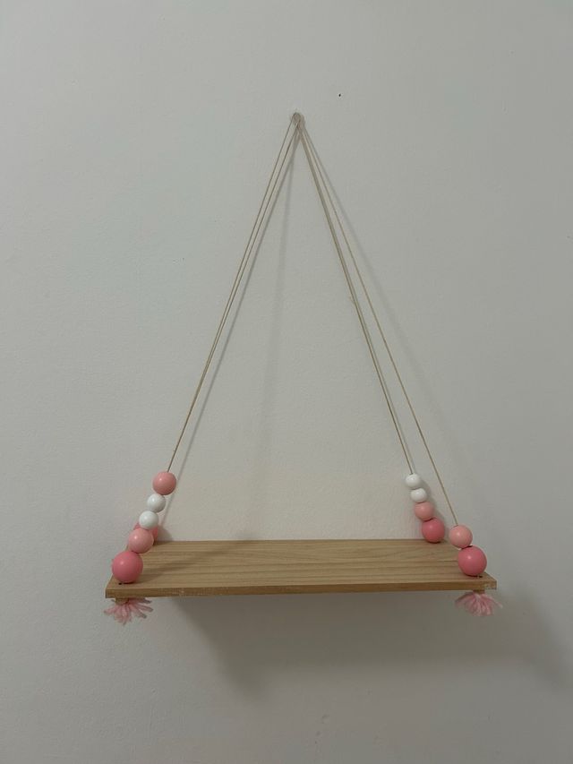 Estantería de madera con cuentas