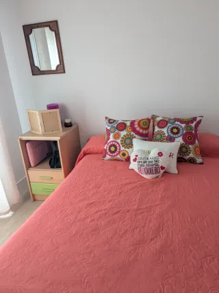 Habitación completa: canapé, colchón y mesilla,