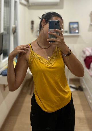 Blusa amarilla con encaje