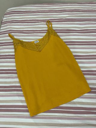 Blusa amarilla con encaje