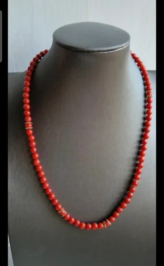 Collana Corallo Rosso con Dettagli Oro