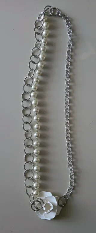 Collana catena e sfere con fiore bianco