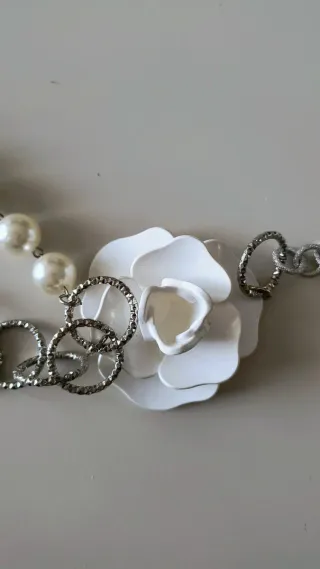 Collana catena e sfere con fiore bianco