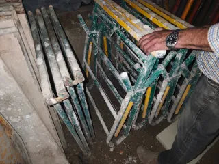 Cuatro caballetes de obra y pintura Macc