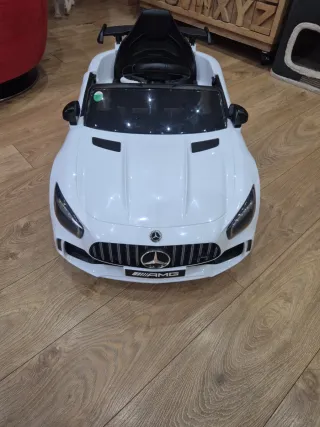 Auto a batteria bianca