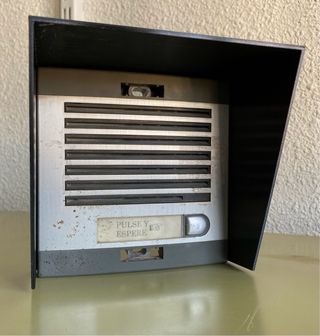 Visera para portero Fermax con caja de superficie 