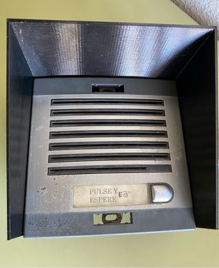 Visera para portero Fermax con caja de superficie 