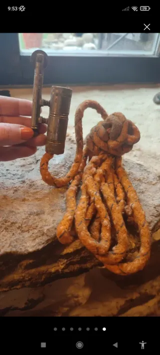 Mechero antiguo grande con cordón largo