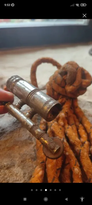 Mechero antiguo grande con cordón largo