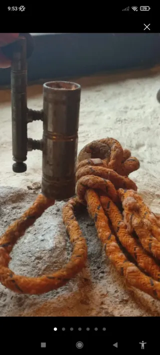 Mechero antiguo grande con cordón largo