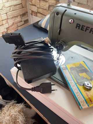 Máquina de coser Refrey Transforma 427