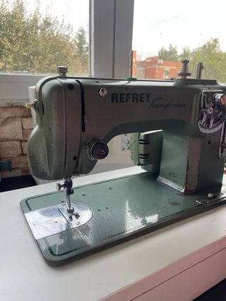 Máquina de coser Refrey Transforma 427