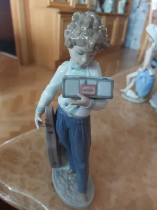 Figura Lladró niño con radio y maleta