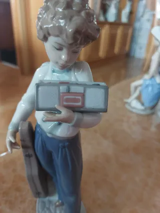 Figura Lladró niño con radio y maleta
