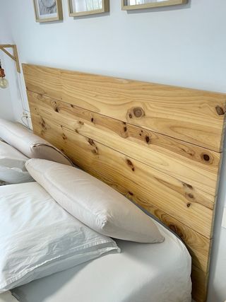 Testiera in legno di pino naturale.