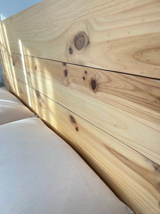 Testiera in legno di pino naturale.