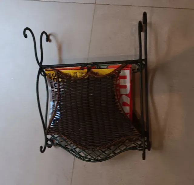Revistero de forja y mimbre
