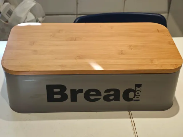 Panera de metal con tapa de madera