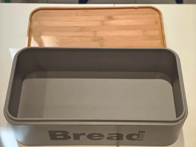 Panera de metal con tapa de madera