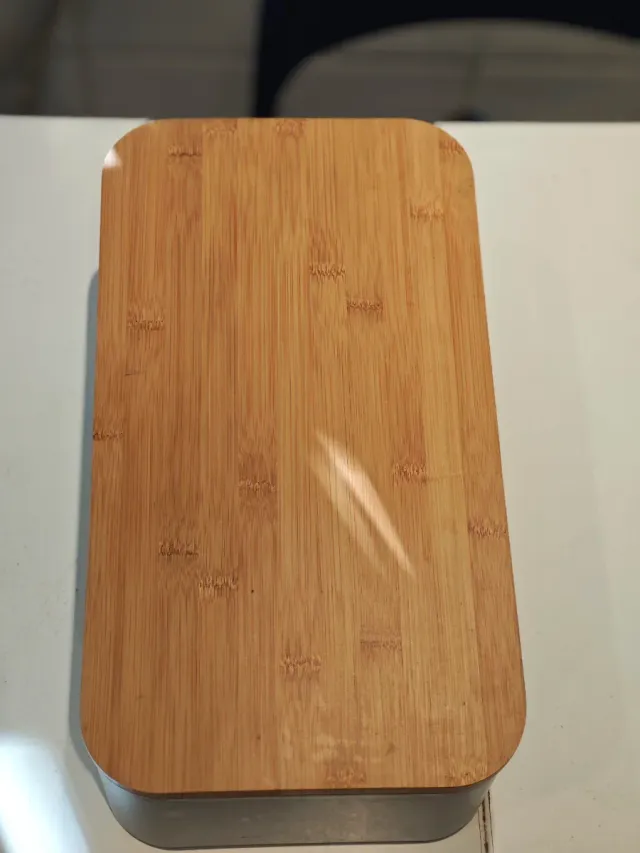 Panera de metal con tapa de madera