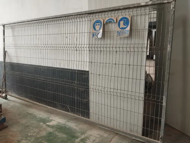 Valla metálica con ruedas y postes