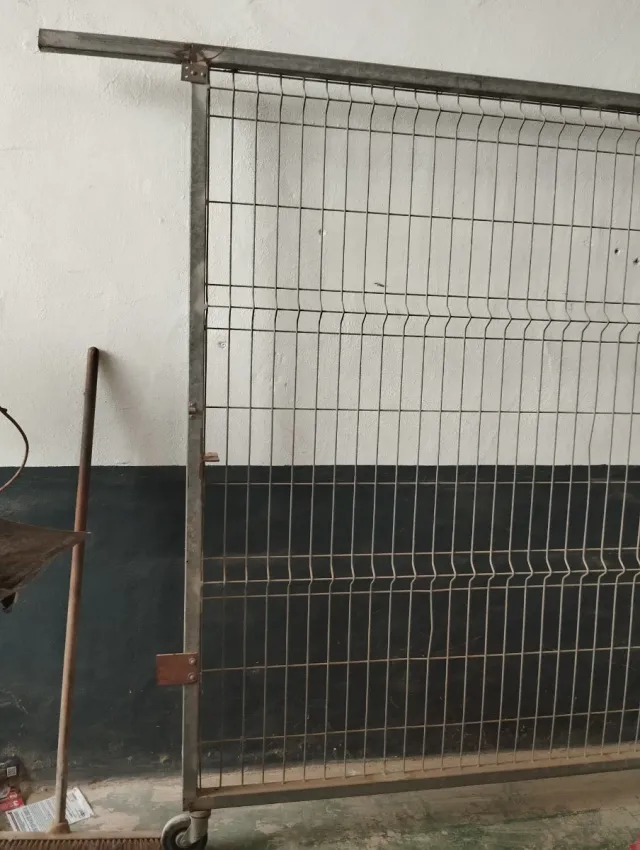 Valla metálica con ruedas y postes