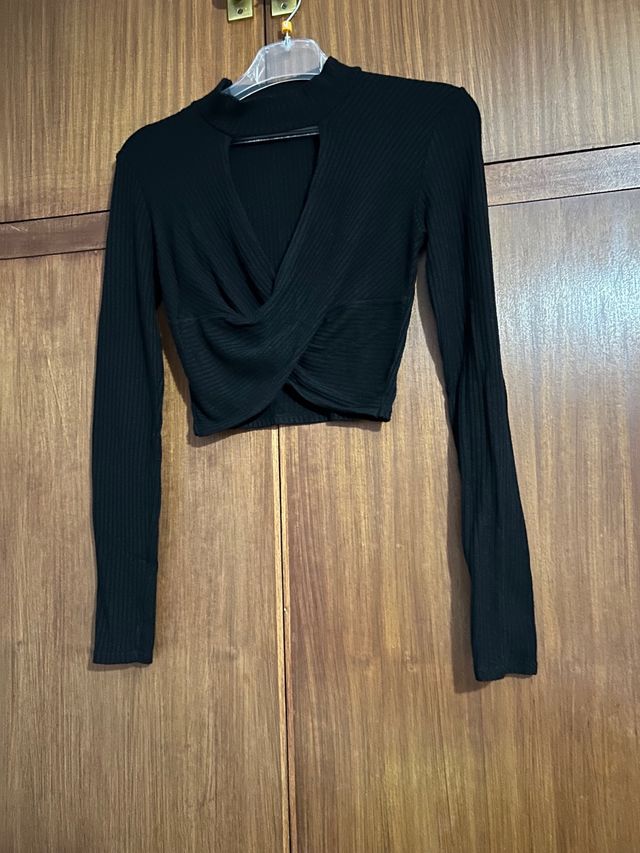 Blusa negra manga larga cruzada