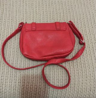 Bolso bandolera rojo con hebillas