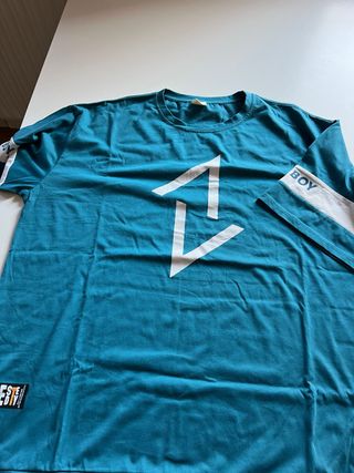 Camiseta verde azulado  y Blanca con Diseño