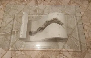 Tavolino in vetro con base in cemento