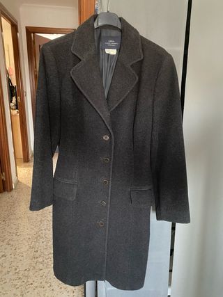Abrigo negro Zara 