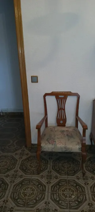 Cómoda,armario, mesillas,cama,dos butacas y silla