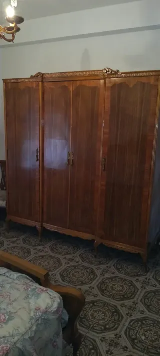 Cómoda,armario, mesillas,cama,dos butacas y silla