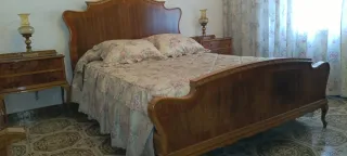 Cómoda,armario, mesillas,cama,dos butacas y silla