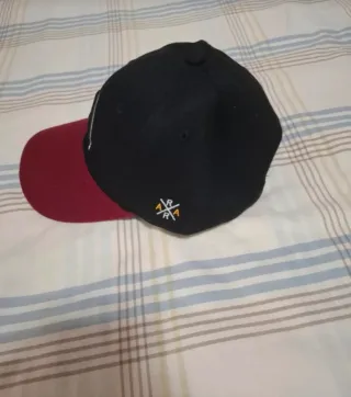 Gorra Negra y Roja con Letra A