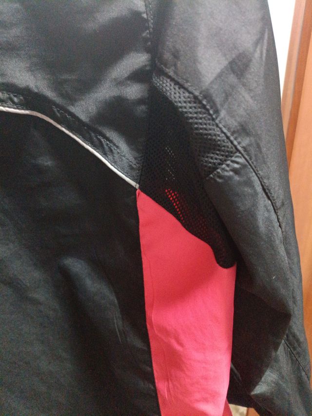 Chaqueta cortavientos negra y rosa T M