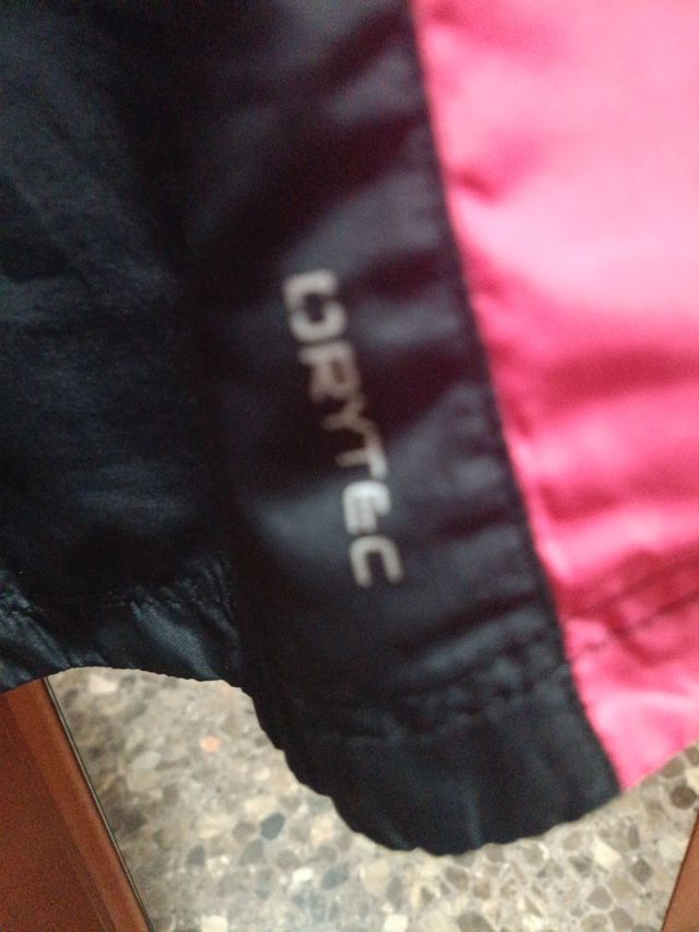 Chaqueta cortavientos negra y rosa T M