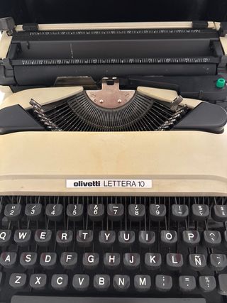 Máquina de escribir Olivetti Lettera 10