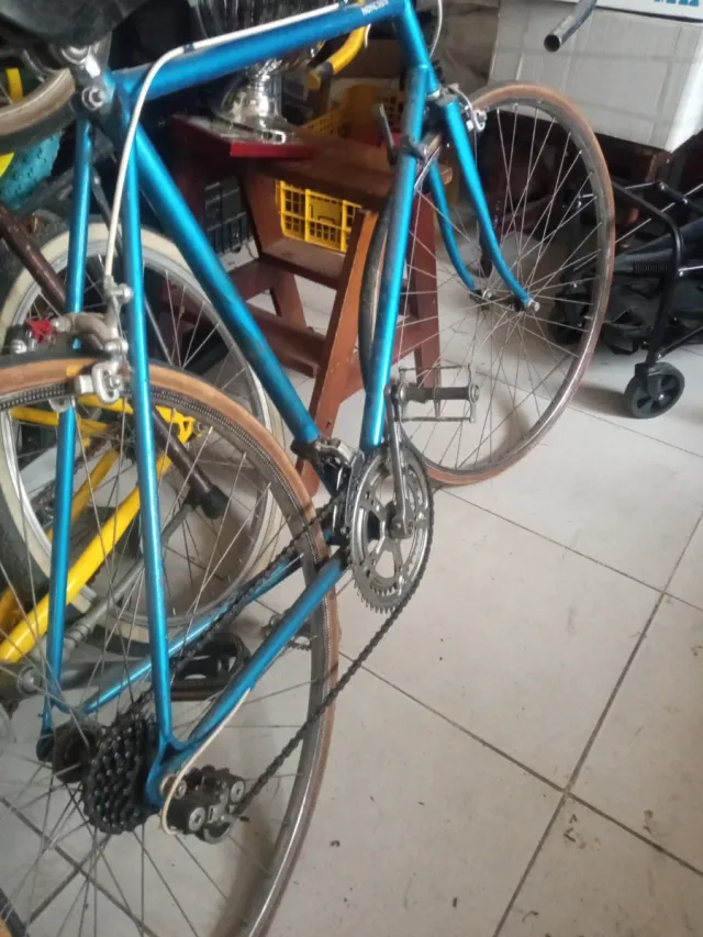 Bicicleta azul de carretera